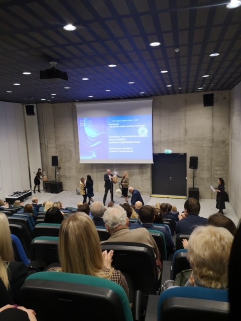Library Director Dr. Gintarė Tautkevičienė and Aistė Pranckutė at the Project Day Awards
