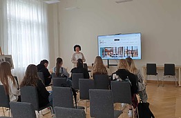 Gymnasium students visit the Social Sciences and Humanities Library