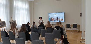 Students visit the Social Sciences and Humanities Library